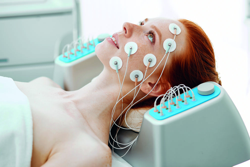 Bei der Elektromuskulären Stimulation (EMS) werden die Muskeln mit elektrischen Impulsen bis zu 1000 Hertz trainiert